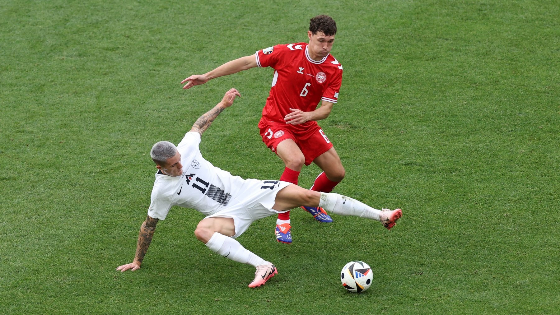 Sesko y Christensen en el partido entre Dinamarca y Eslovenia. (Getty)