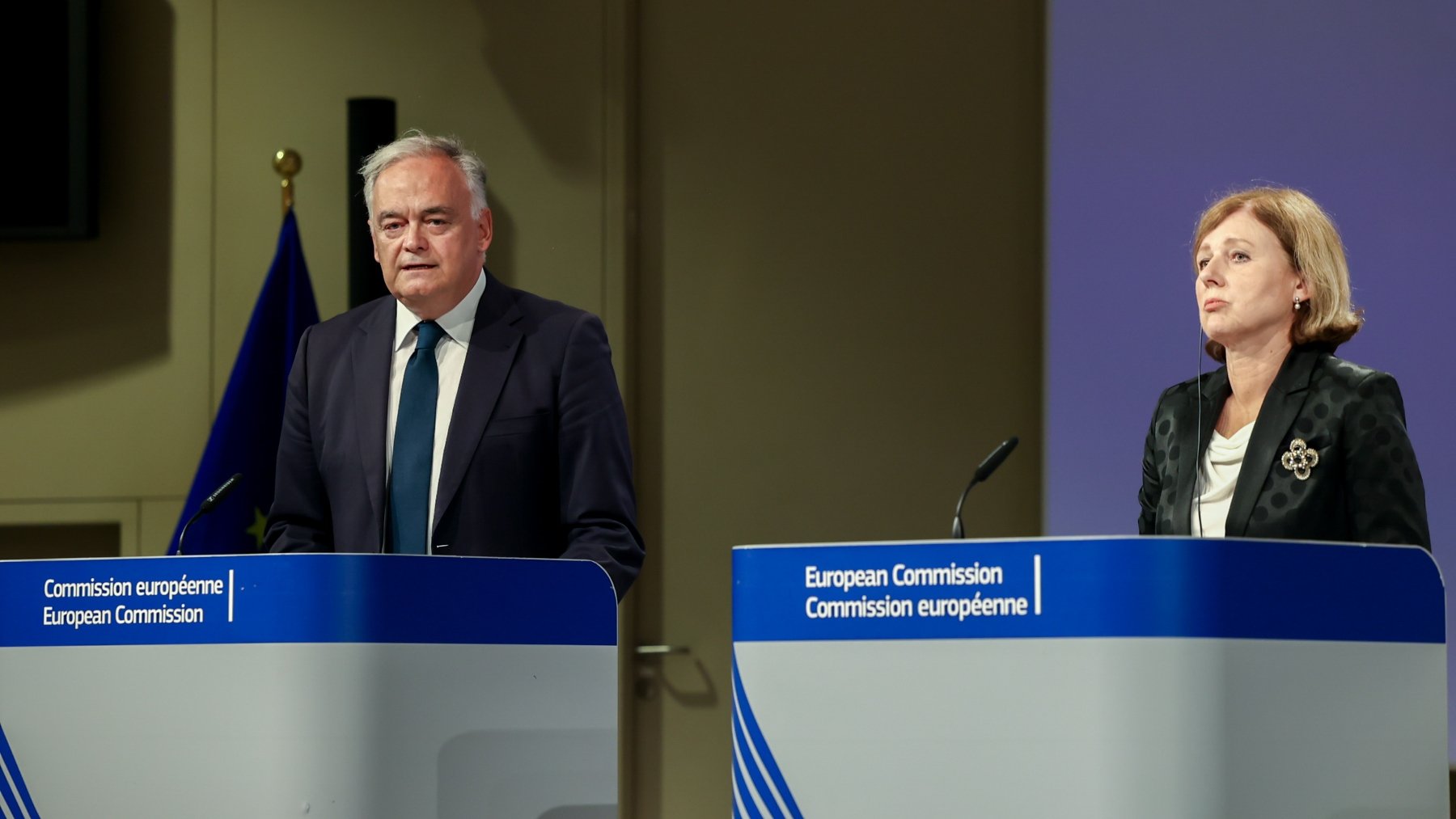 El vicesecretario de Institucional del PP, Esteban González Pons, y la vicepresidenta de la Comisión Europea, Vera Jourová. (EP)