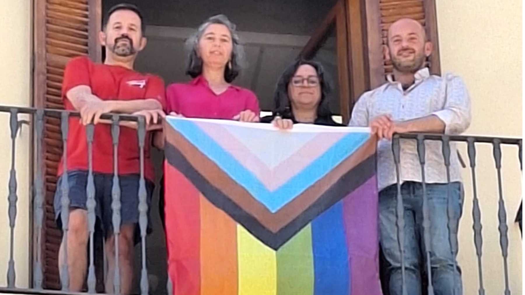 Los concejales de Més en Palma con la bandera LGTBI.