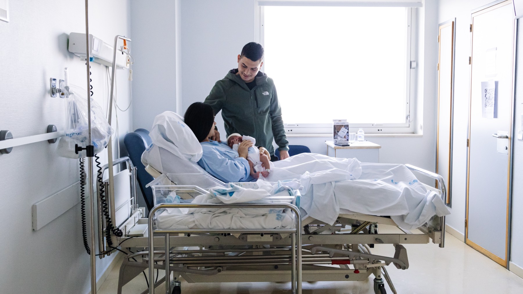 Dos padres en el hospital tras el nacimiento de su hijo. (EP)