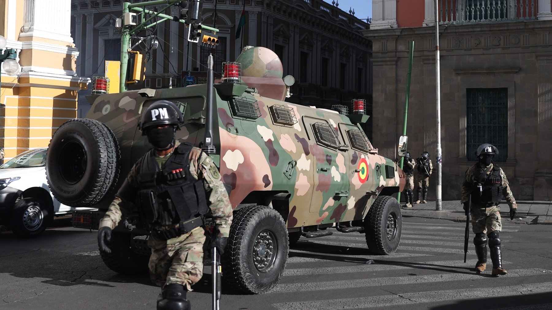 Un tanque ante el Palacio de Gobierno de La Paz. (Foto: Efe)