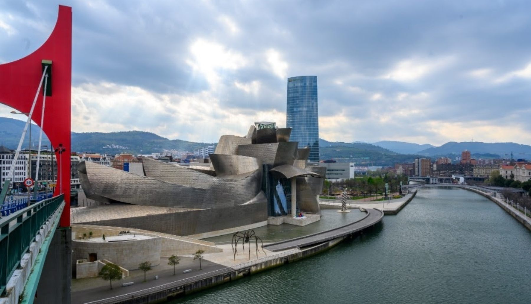 El museo Guggenheim de Bilbao desde el puente de La Salve.