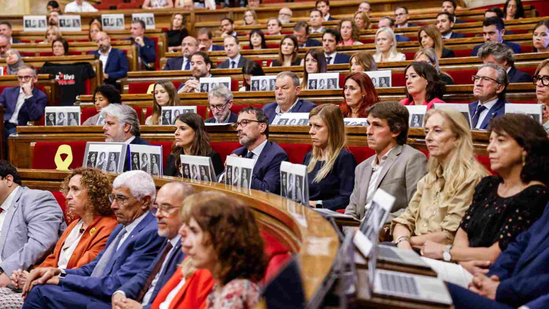 Fotografías de las Rojas del Molinar en la sesión del Parlamento de Cataluña.