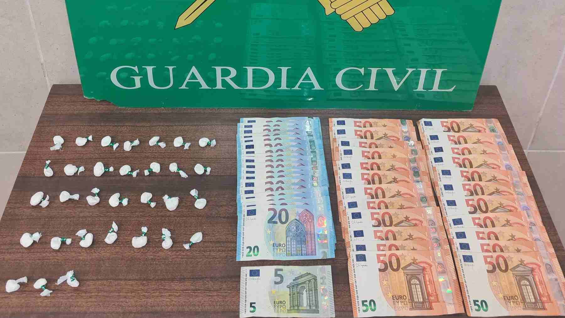 Dosis de droga y dinero intervenido por la Guardia Civil.