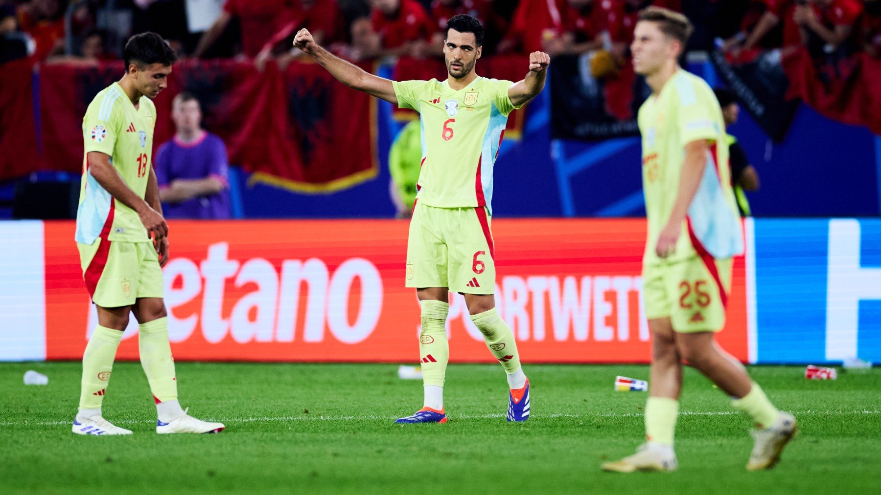 Mikel Merino, Zubimendi y Fermín. (RFEF/Pablo García)