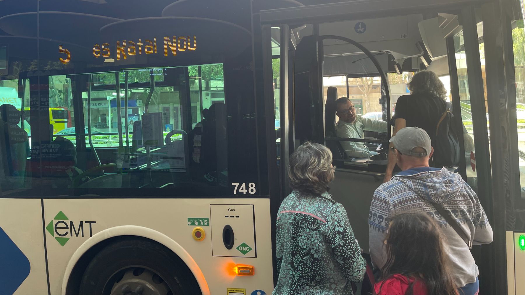 Pasajeros subiendo a un autobús de la EMT.