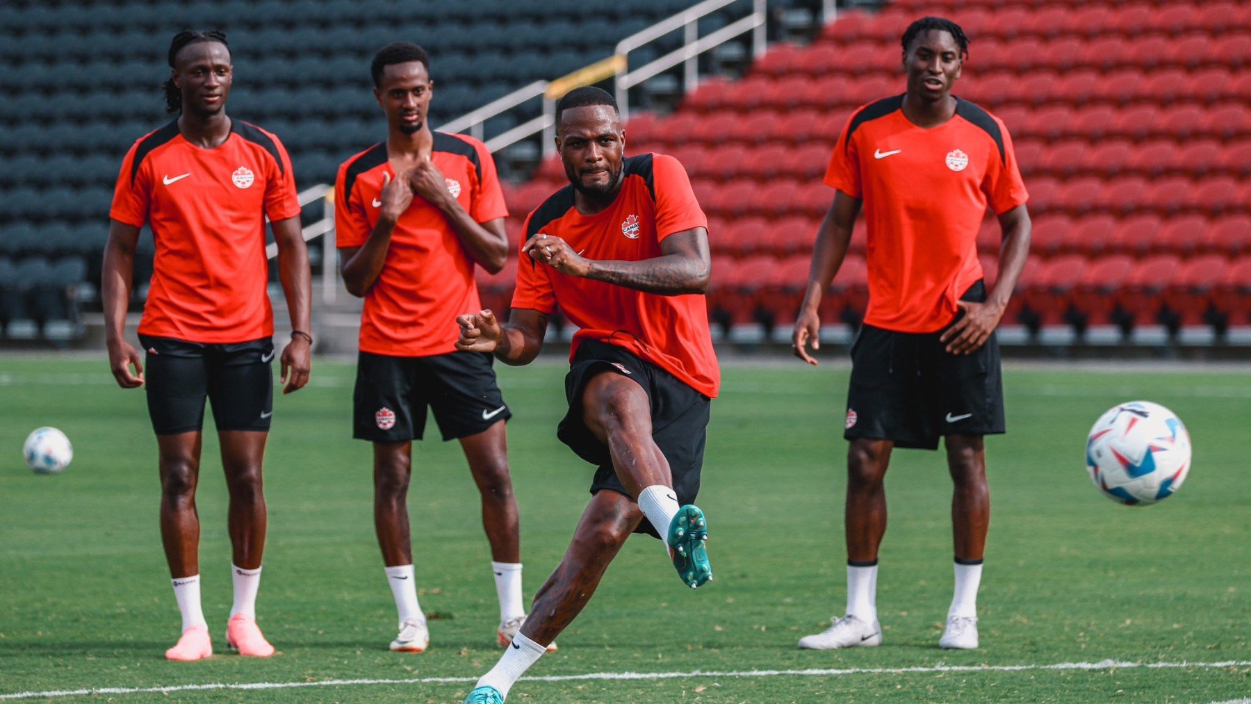 Larin, en un entreno con su selección.