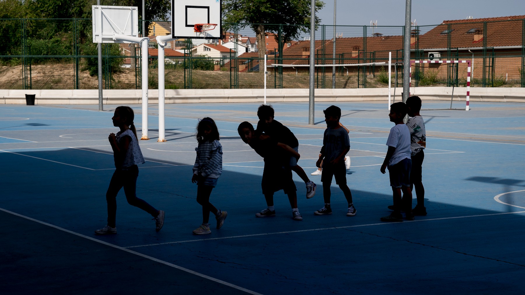 Niños juegan en el patio de un colegio. (EP)