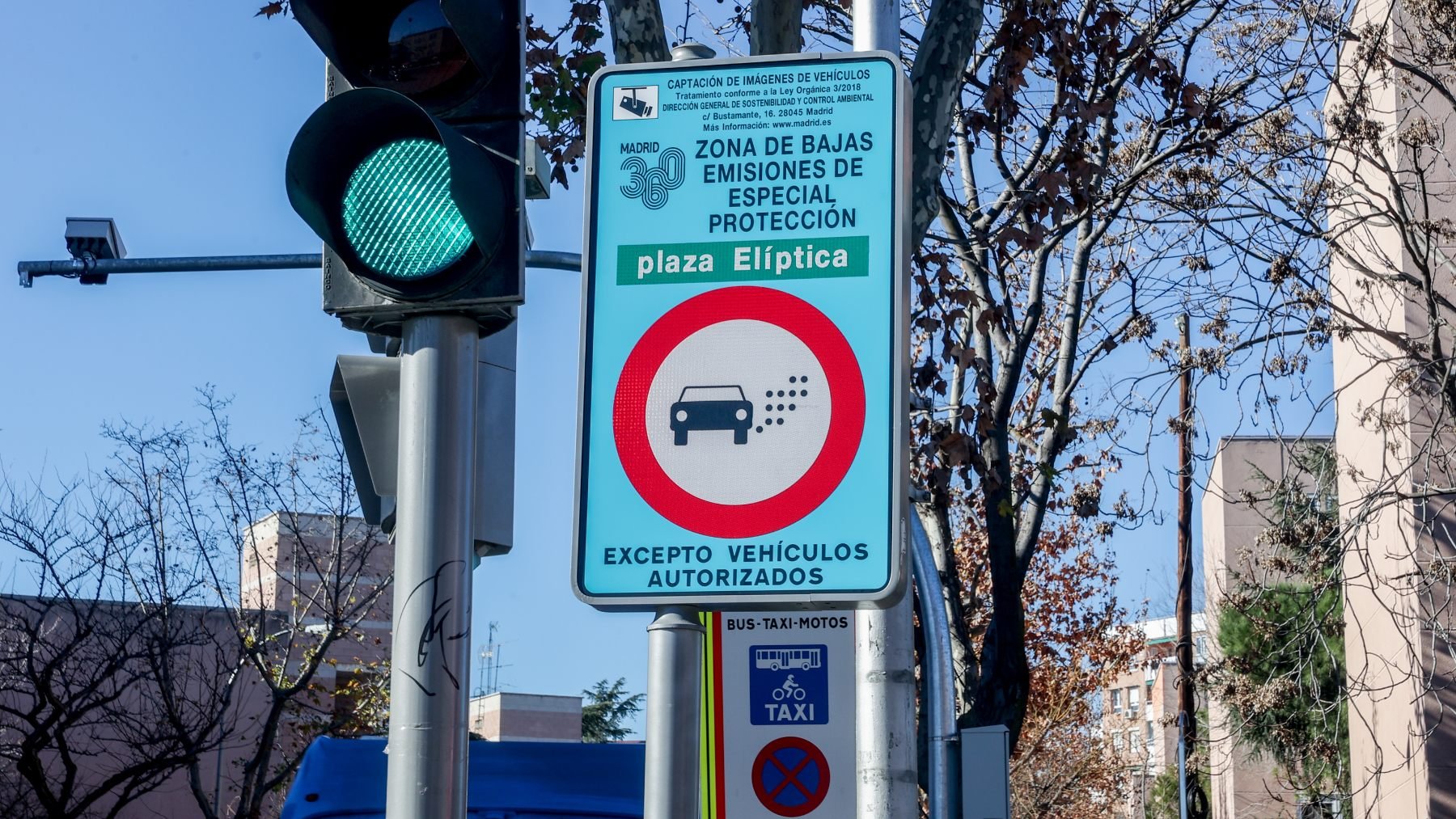 Un cartel anuncia la Zona de Bajas Emisiones (ZBE) en Plaza Elíptica en Madrid. (Foto: Europa Press