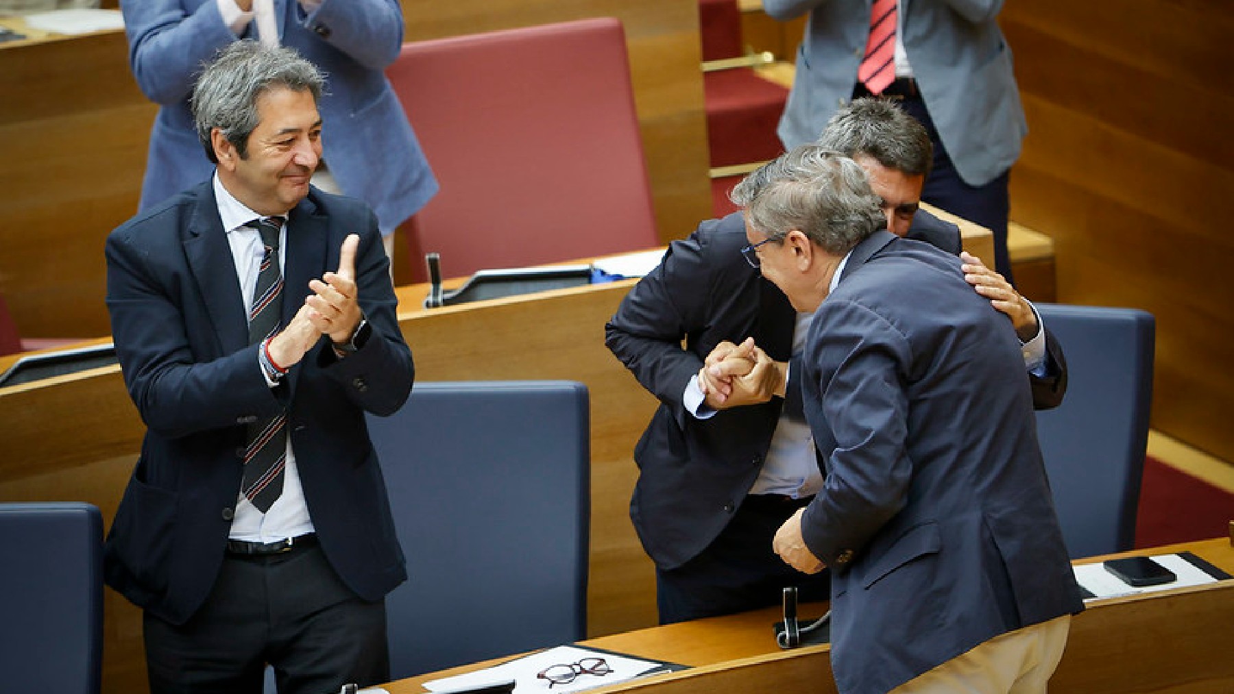 Carlos Mazón abraza al consejero José Antonio Rovira.