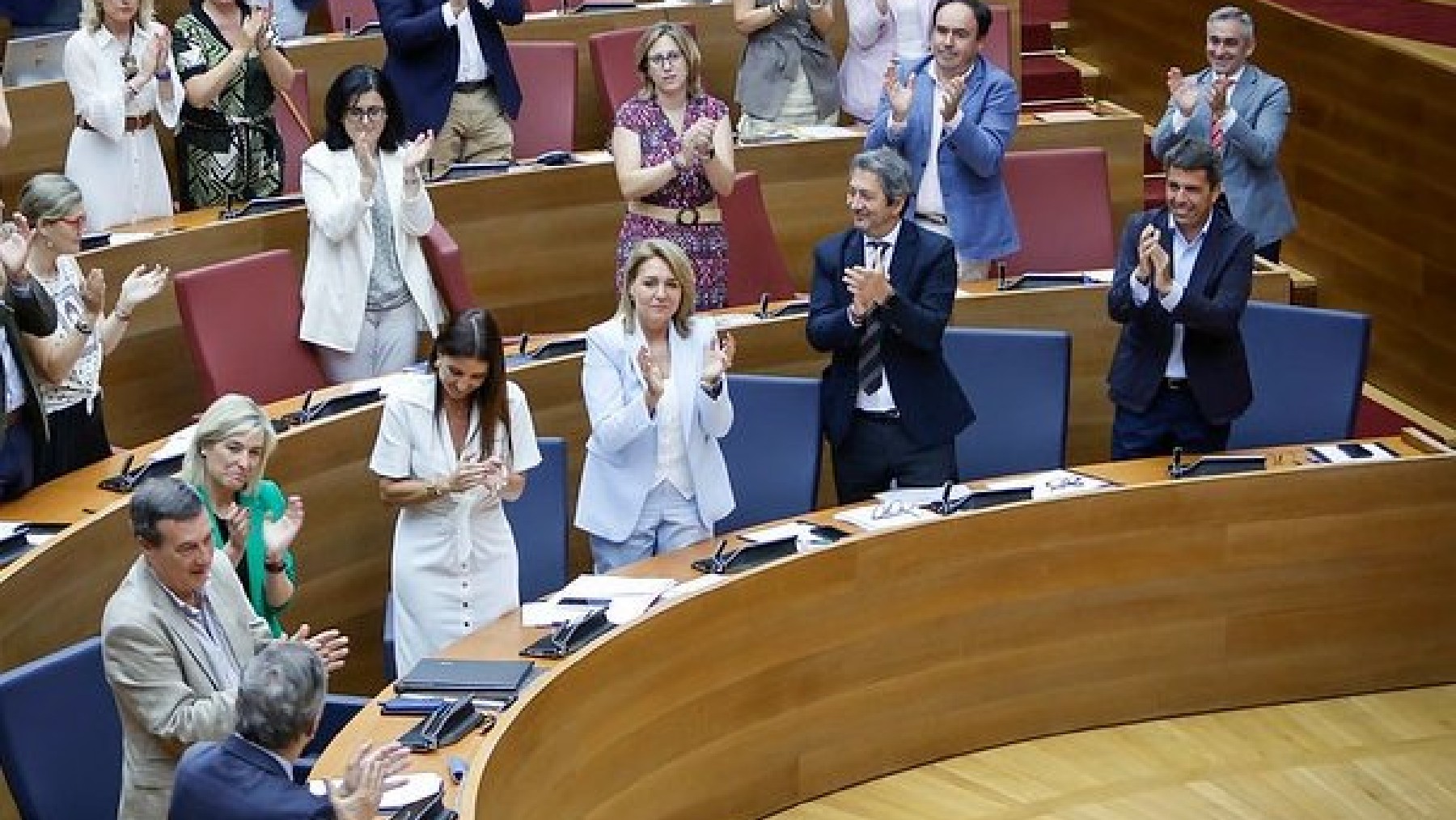 Diputados de PP y Vox celebran la aprobación de las leyes, este jueves, en las Cortes Valencianas.