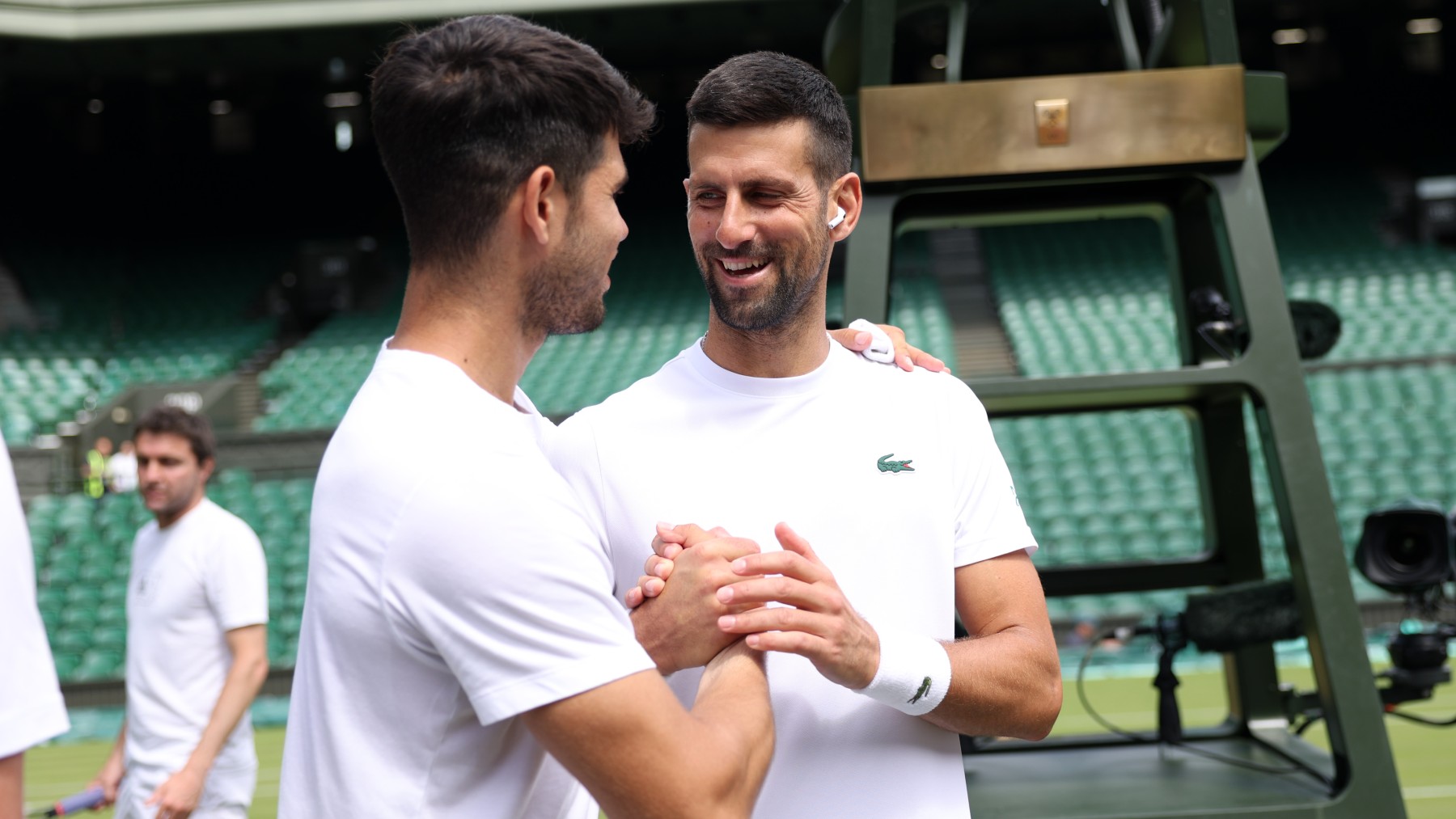 Alcaraz y Djokovic se saludan en la central de Wimbledon. (Getty)
