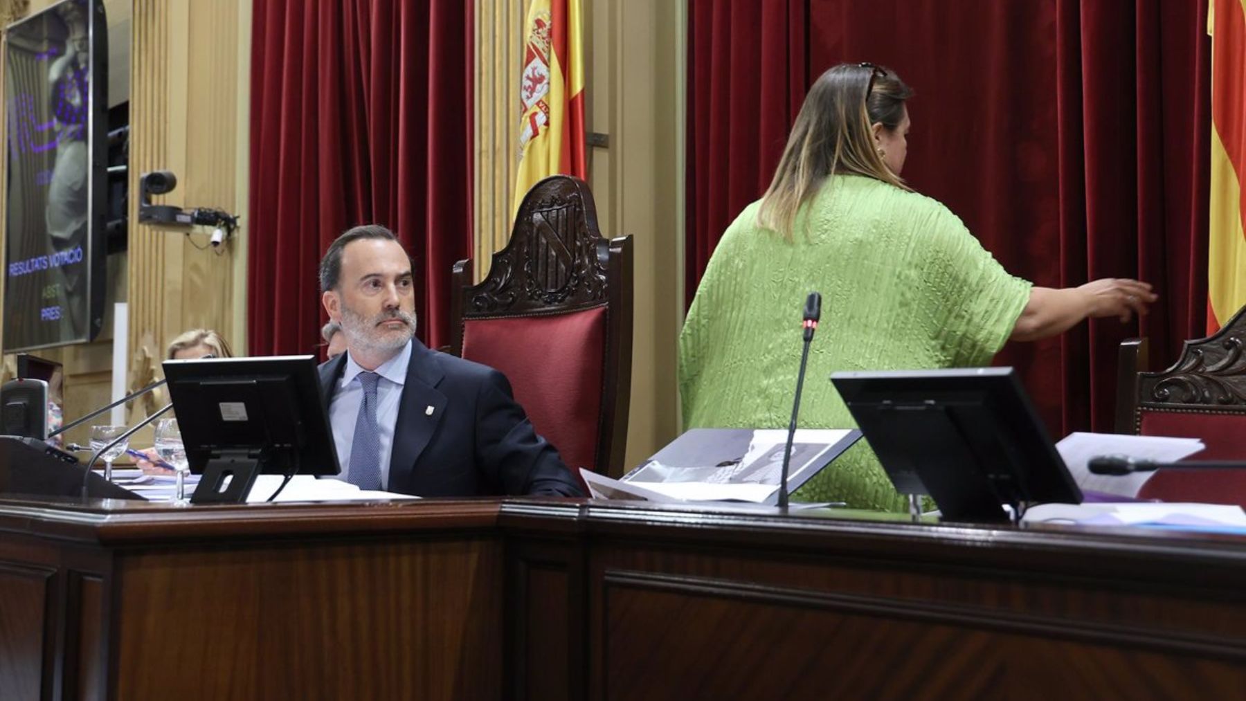 El presidente del Parlament, Gabriel Le Senne, y la foto rota de Aurora Picornell.