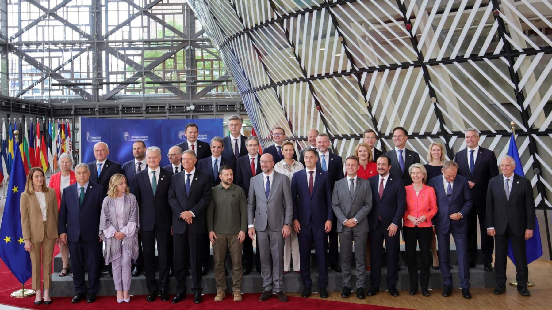 Los líderes de la UE con el presidente de Ucrania, Volodímir Zelensky, en Bruselas. (Efe)