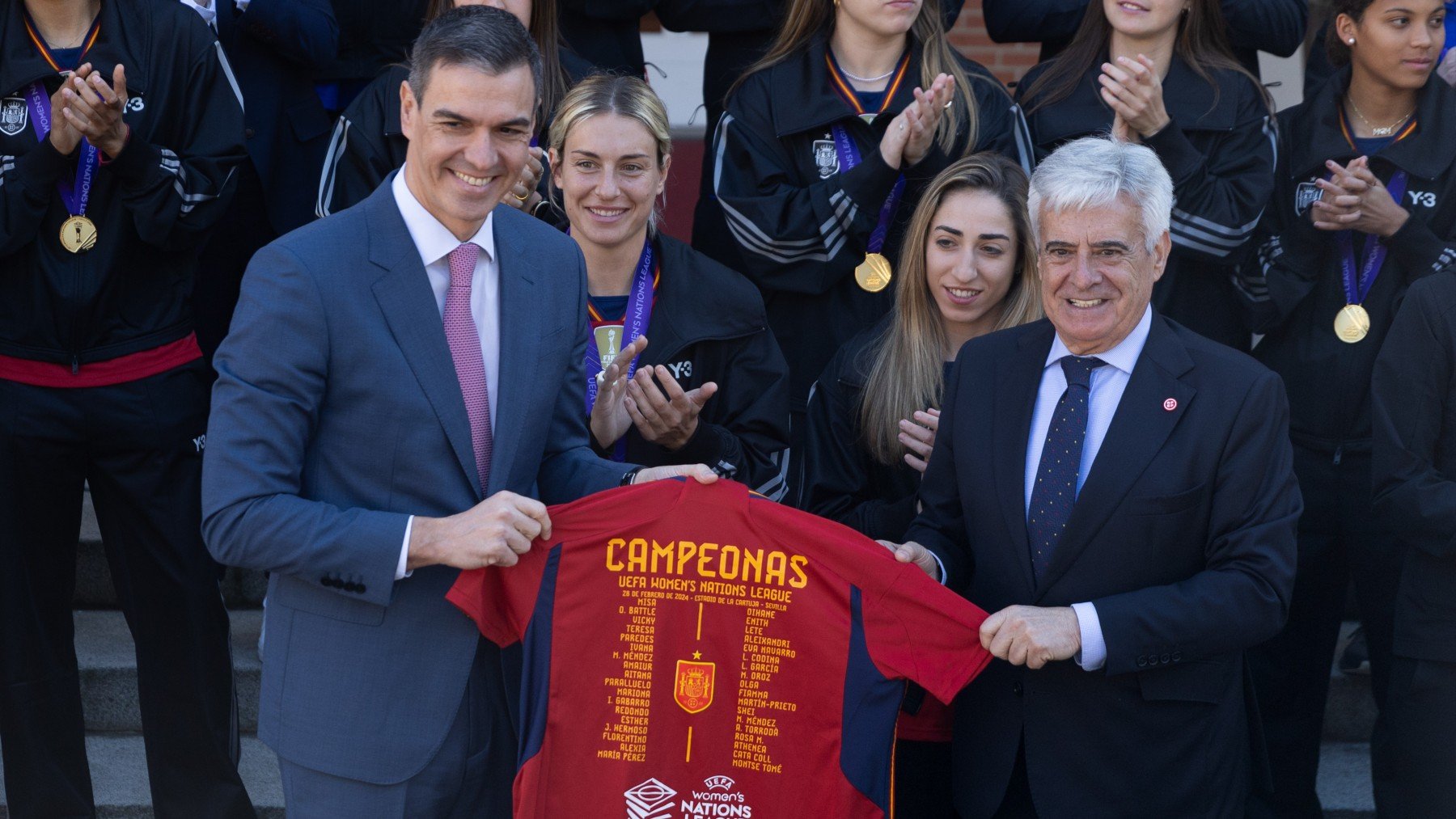 Pedro Sánchez y el presidente de la RFEF, Pedro Rocha. (Europa Press)