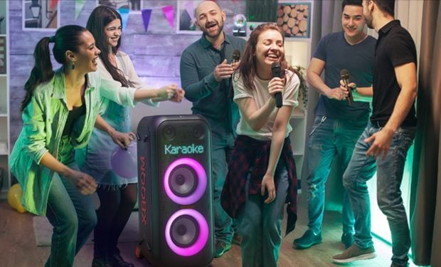 Grupo de amigos en un Karaoke con un altavoz LG