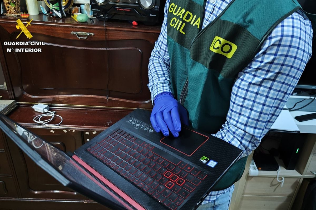 Un agente de la Guardia Civil durante el registro.