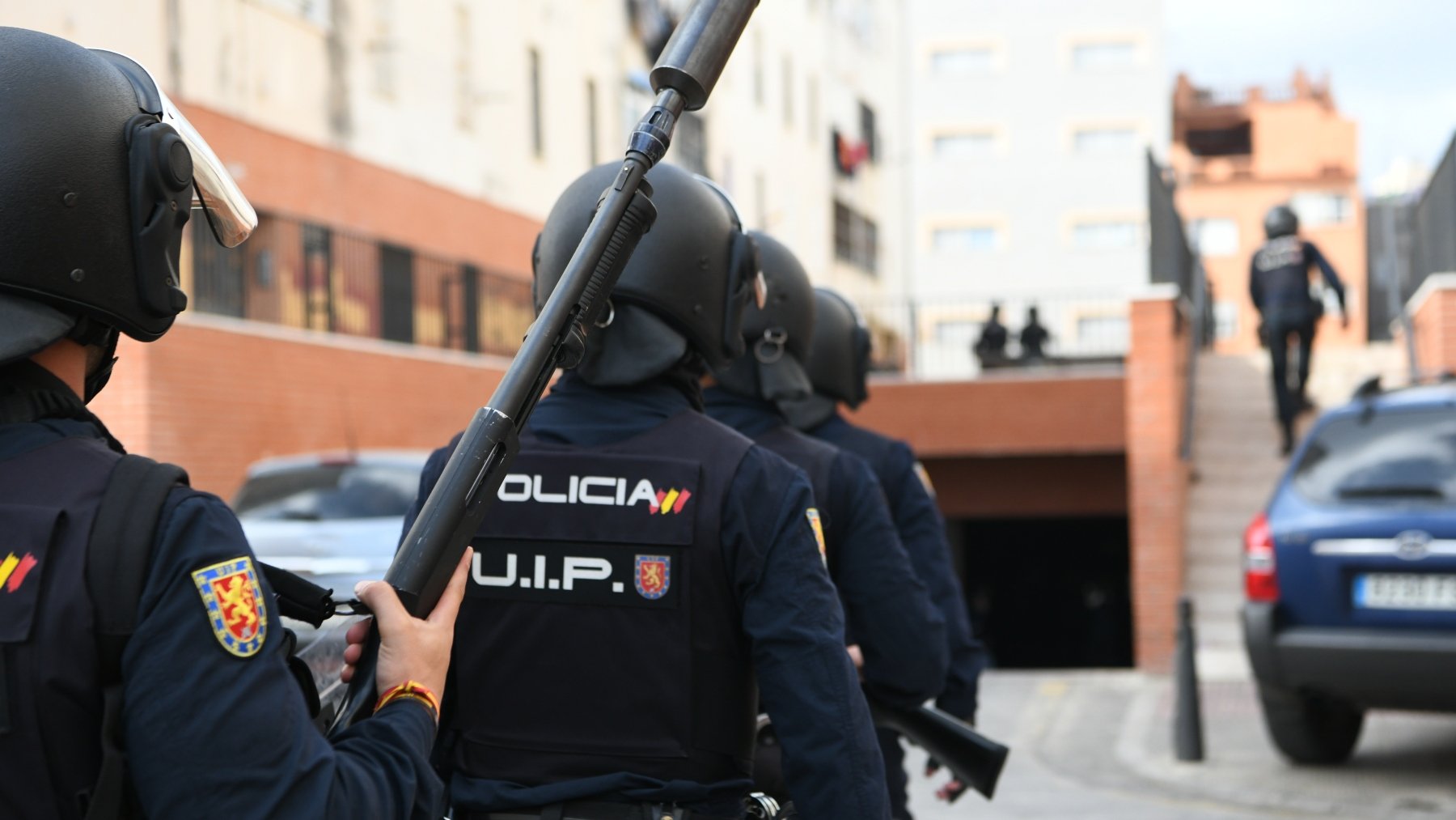 Agentes de la UIP de la Policía Nacional durante un operativo en el barrio ceutí de El Príncipe. (Foto: EP)