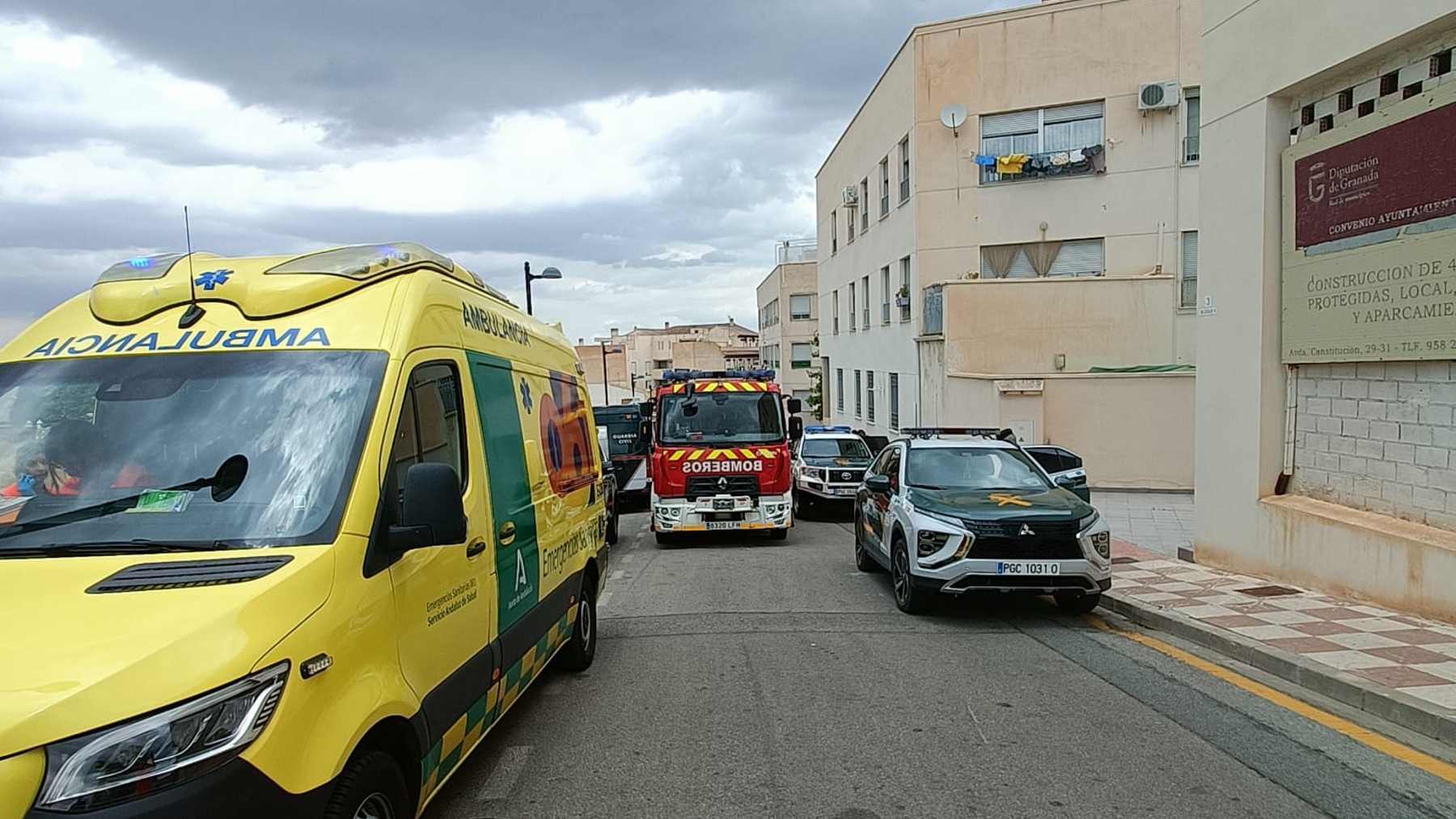 Bomberos, ambulancia y Guardia Civil rodean el edificio.