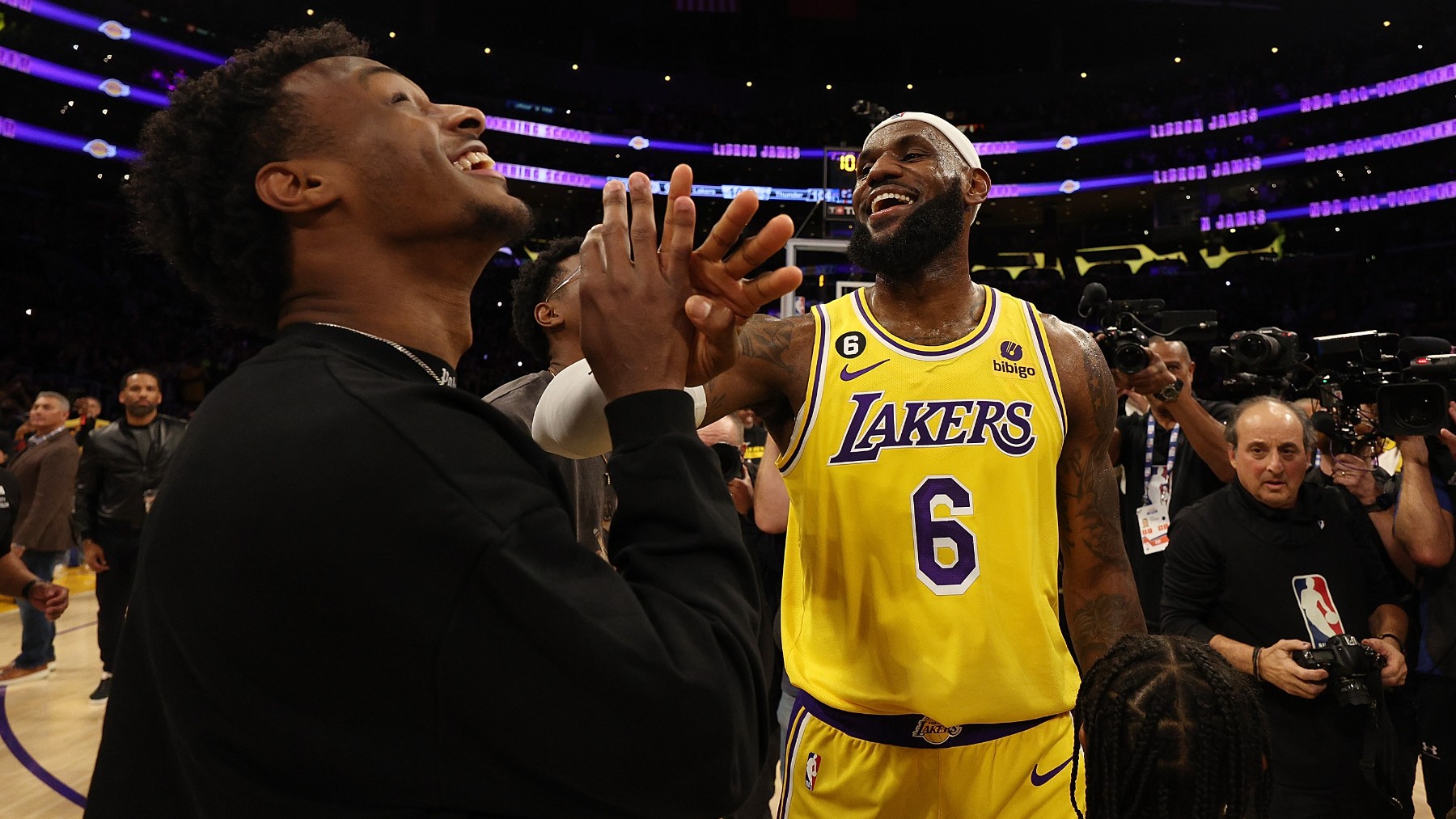 LeBron James y su hijo Bronny tras un partido de los Lakers. (Getty)