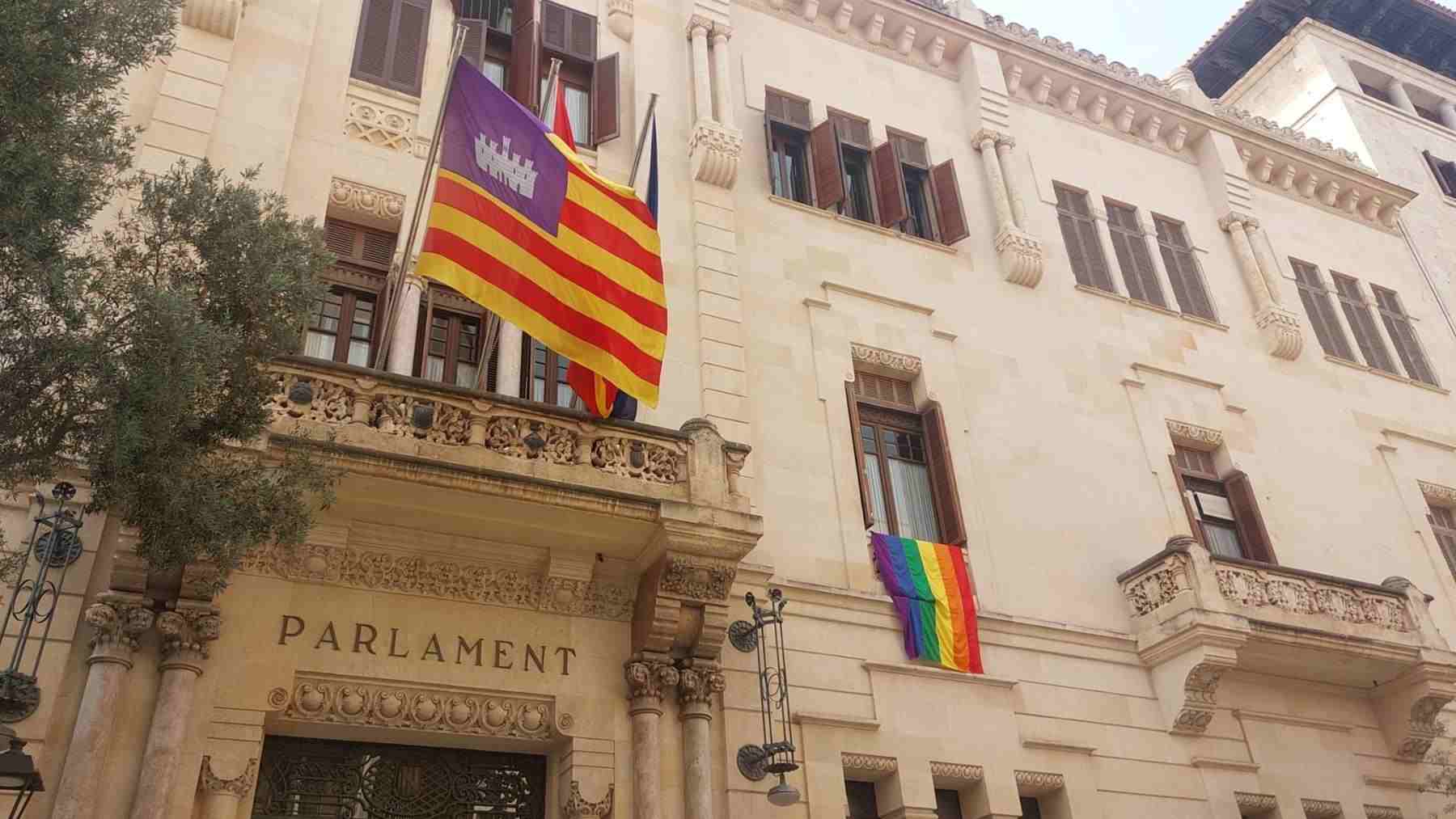 La bandera LGTBI en la fachada del Parlament este viernes 28 de junio.