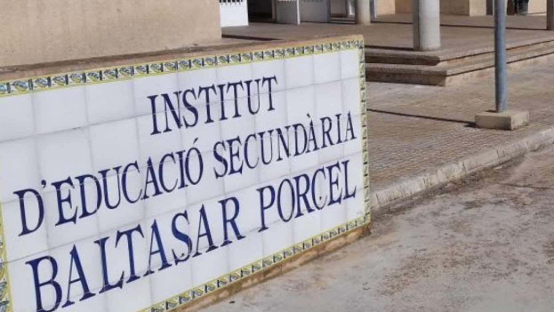 Entrada al IES Baltasar Porcel de Andratx en Mallorca.