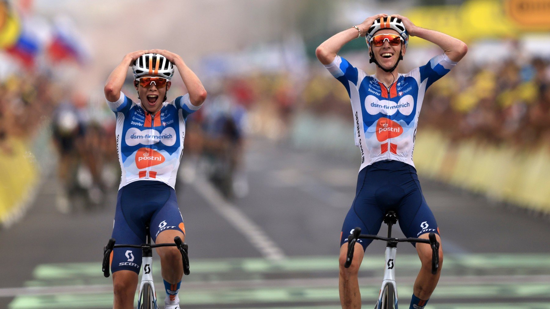 Romain Bardet celebra su triunfo en el Tour. (EFE)