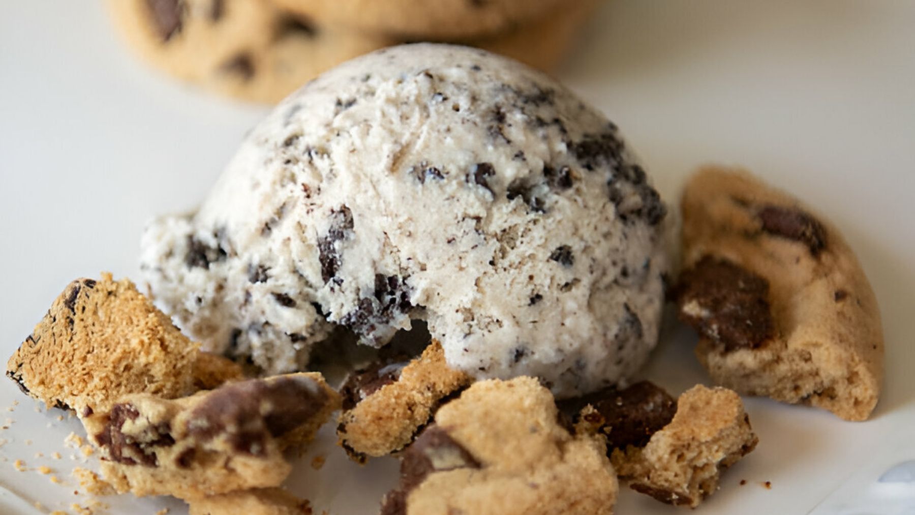 Helado con trozos de chocolate.