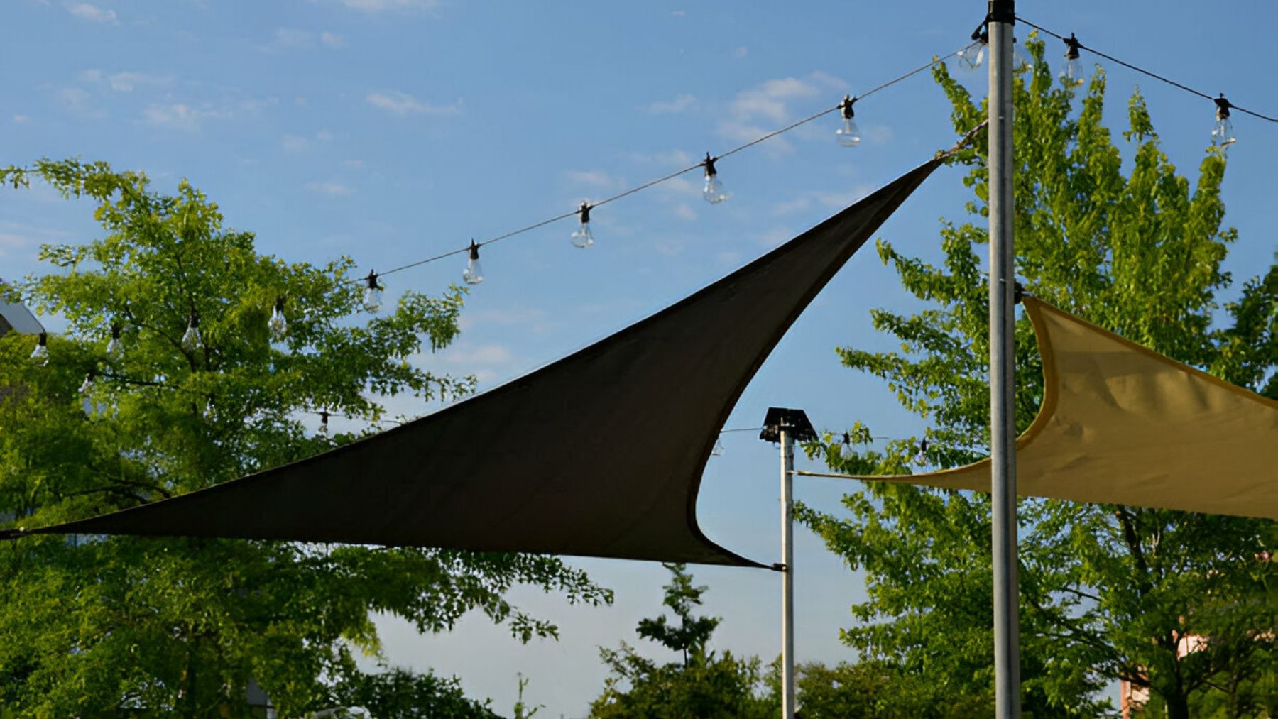 Pérgola en un jardín.