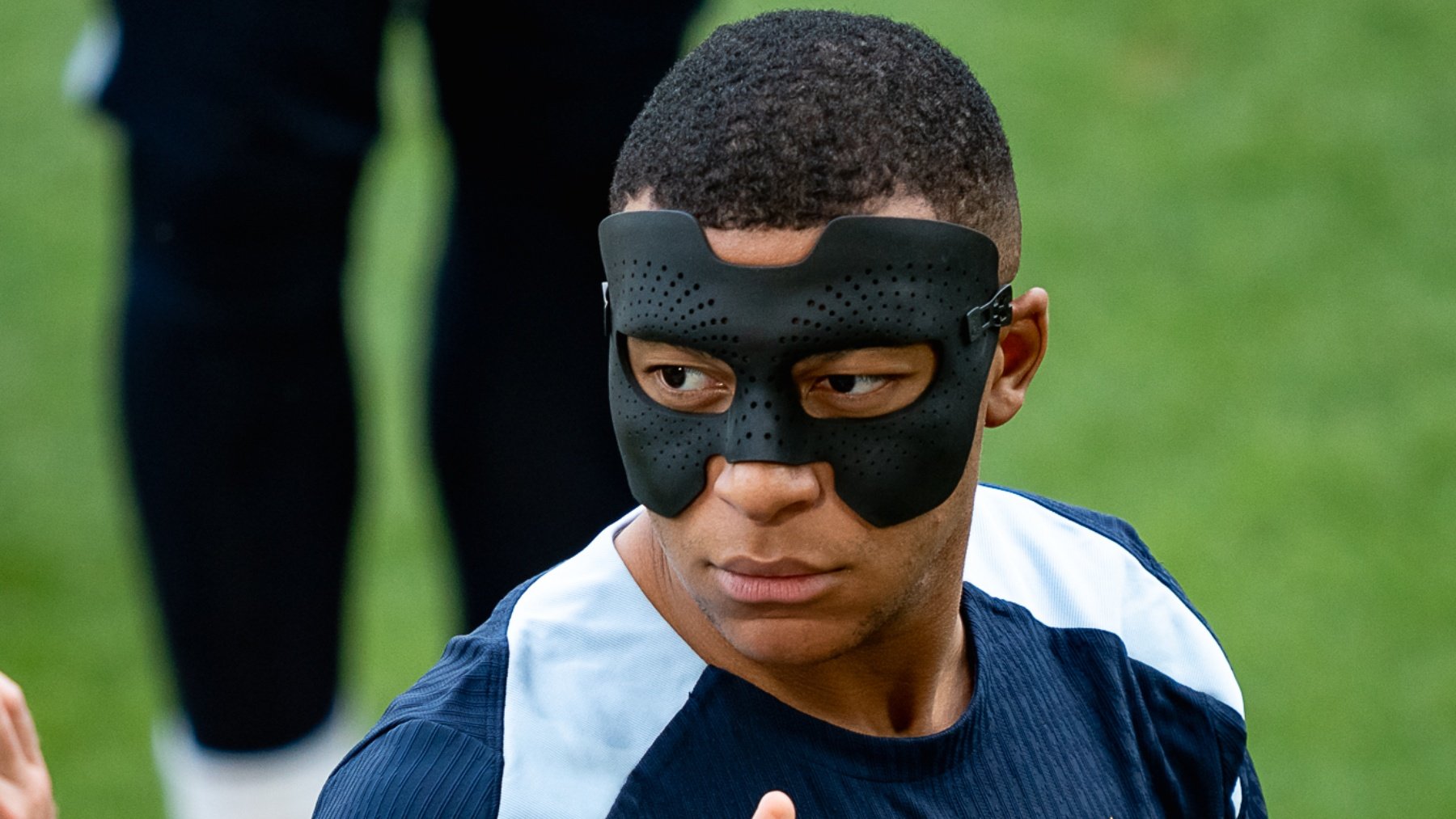 Kylian Mbappé con su nueva máscara en el último entrenamiento de Francia.