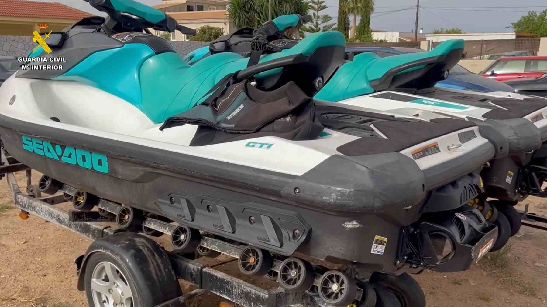 Algunas de las motos de agua robadas por la banda en Mallorca. GUARDIA CIVIL