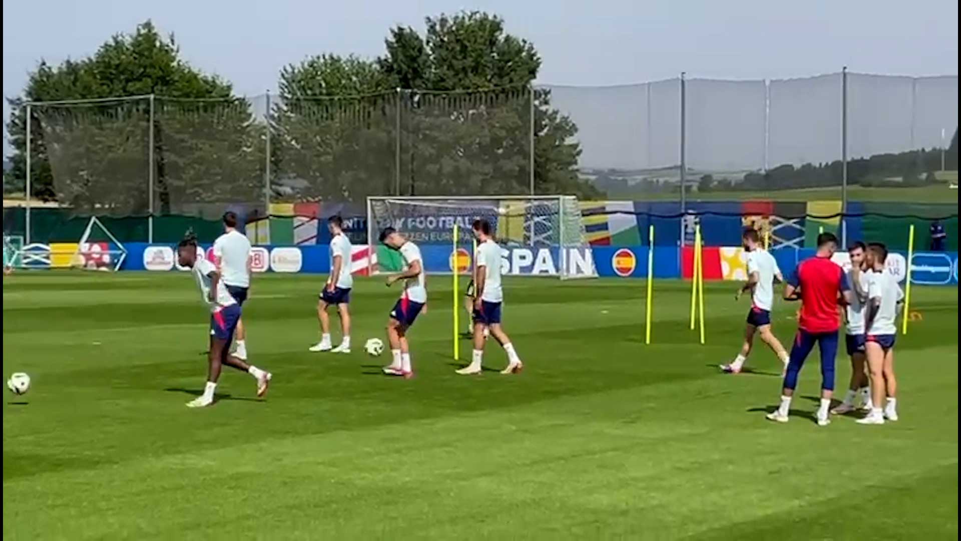 Jesús Navas entrena con normalidad antes del partido ante Georgia.