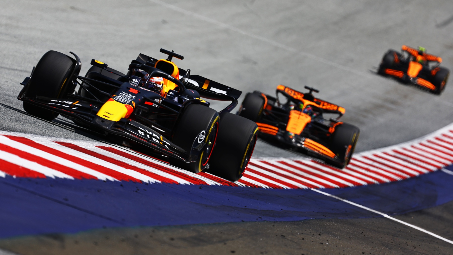 Max Verstappen por delante de los dos pilotos de McLaren en Austria. (Getty)