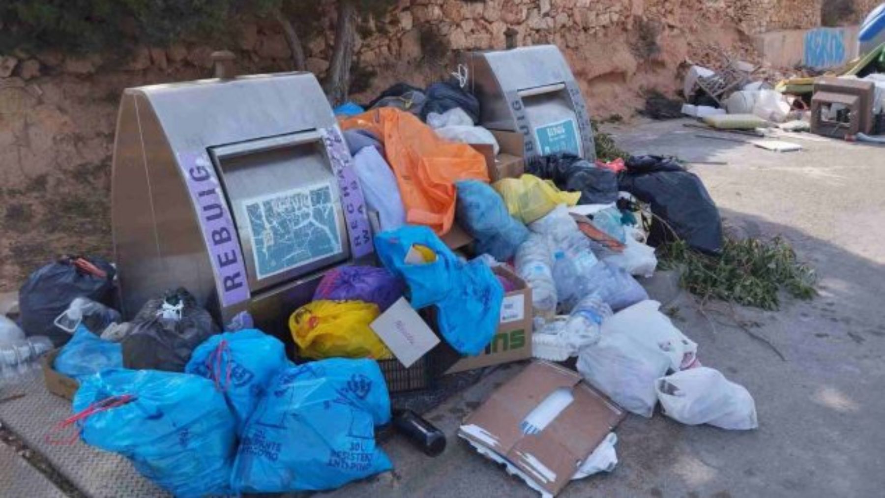 La basura se acumula en las calles de varios municipios de Ibiza.