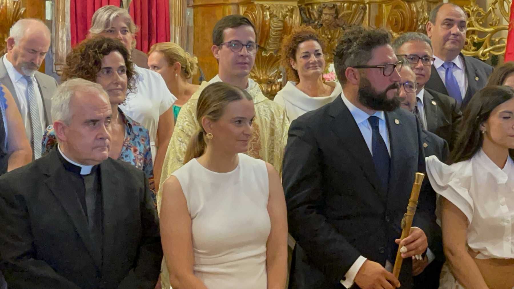 La presidenta Marga Prohens entre el rector de San Marçal y el alcalde de Marratxí.