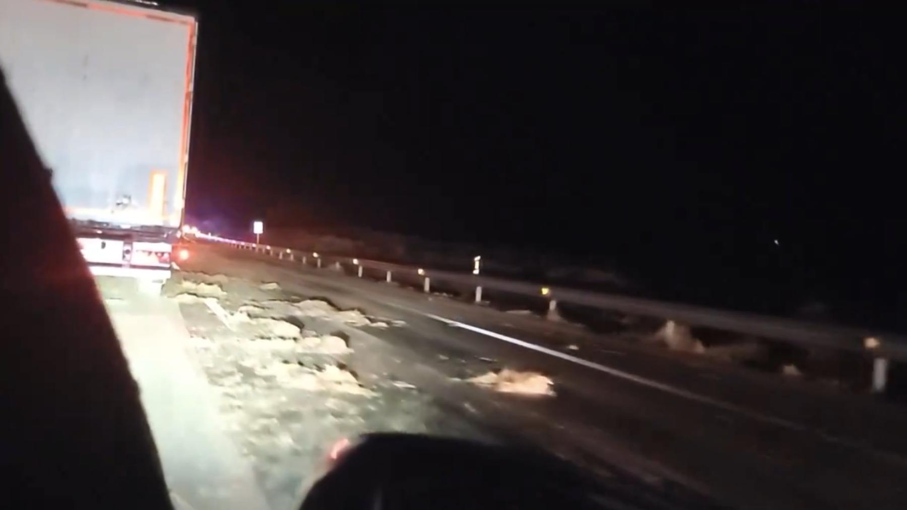 Carretera de La Almolda tras la inundación.