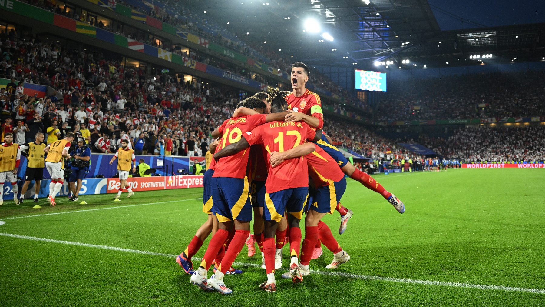 Los jugadores de España celebran un gol ante Georgia en un partido emitido por La 1 de TVE. (Getty)