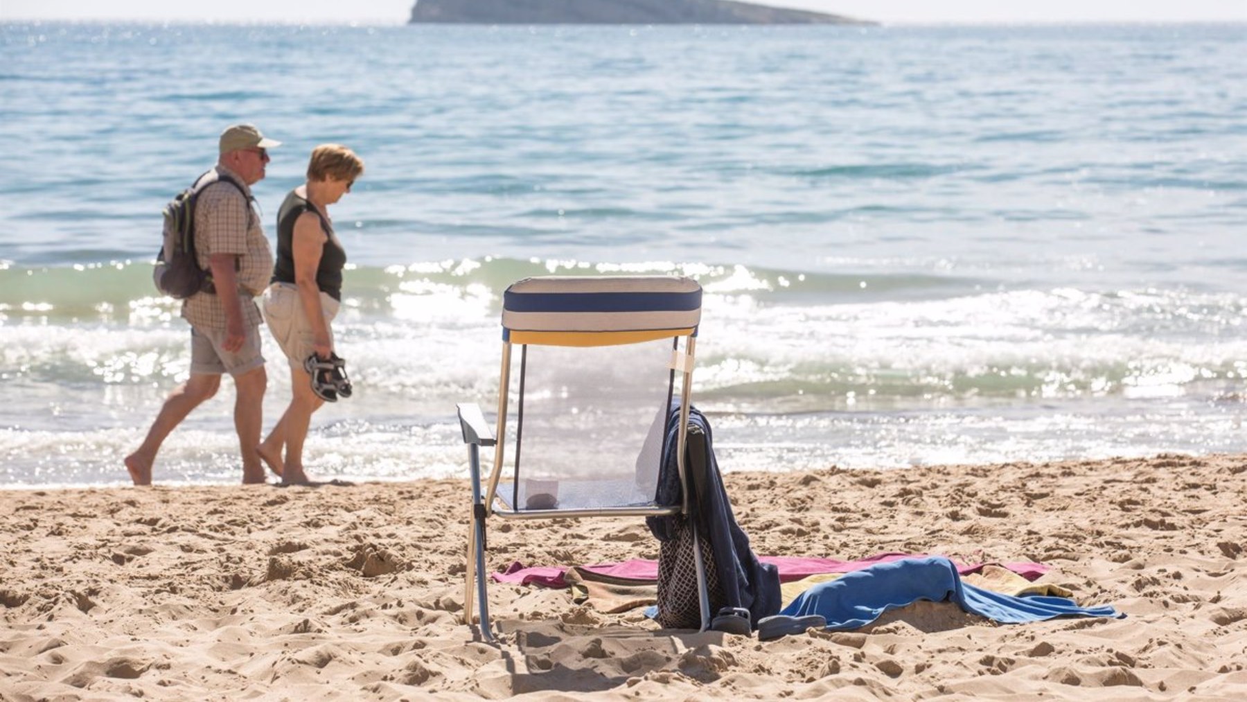 Dos personas paseando por una playa. (Foto: EP)