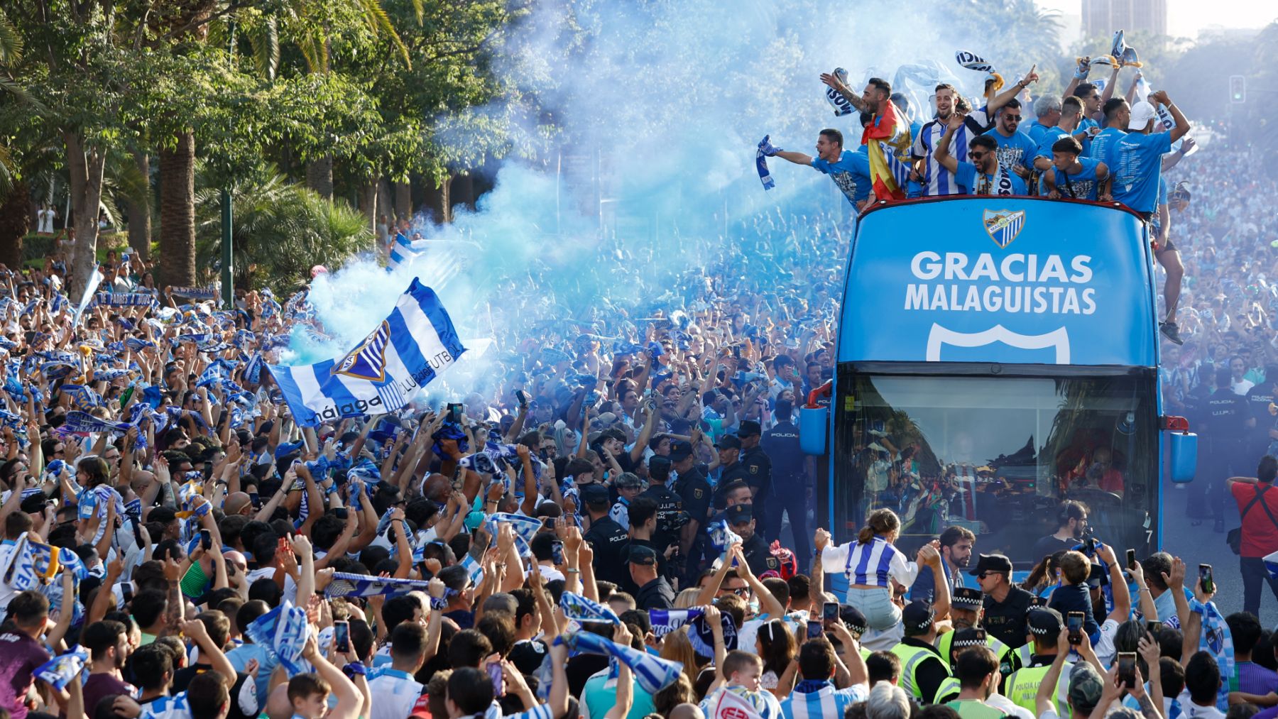 La afición del Málaga celebra el ascenso a Segunda. (EP)