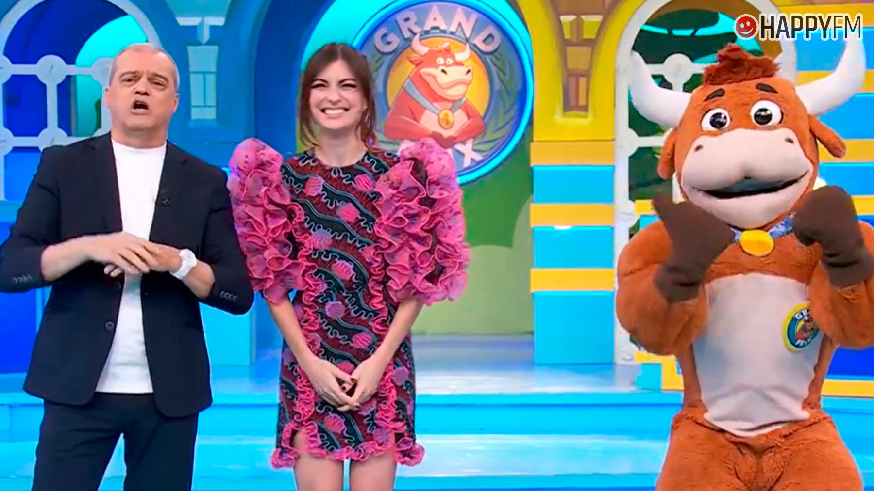Ramón García, Cristinini y la vaca María Fernanda en el Grand Prix del Verano. (RTVE)