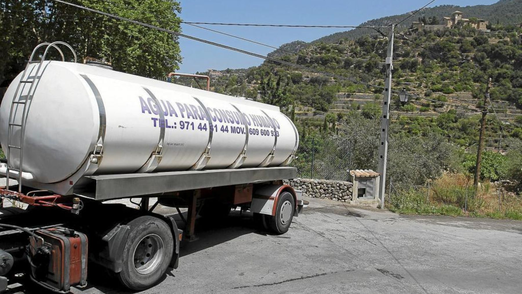 Camión de agua para garantizar el suministro en pueblos de la Serra de Tramuntana.