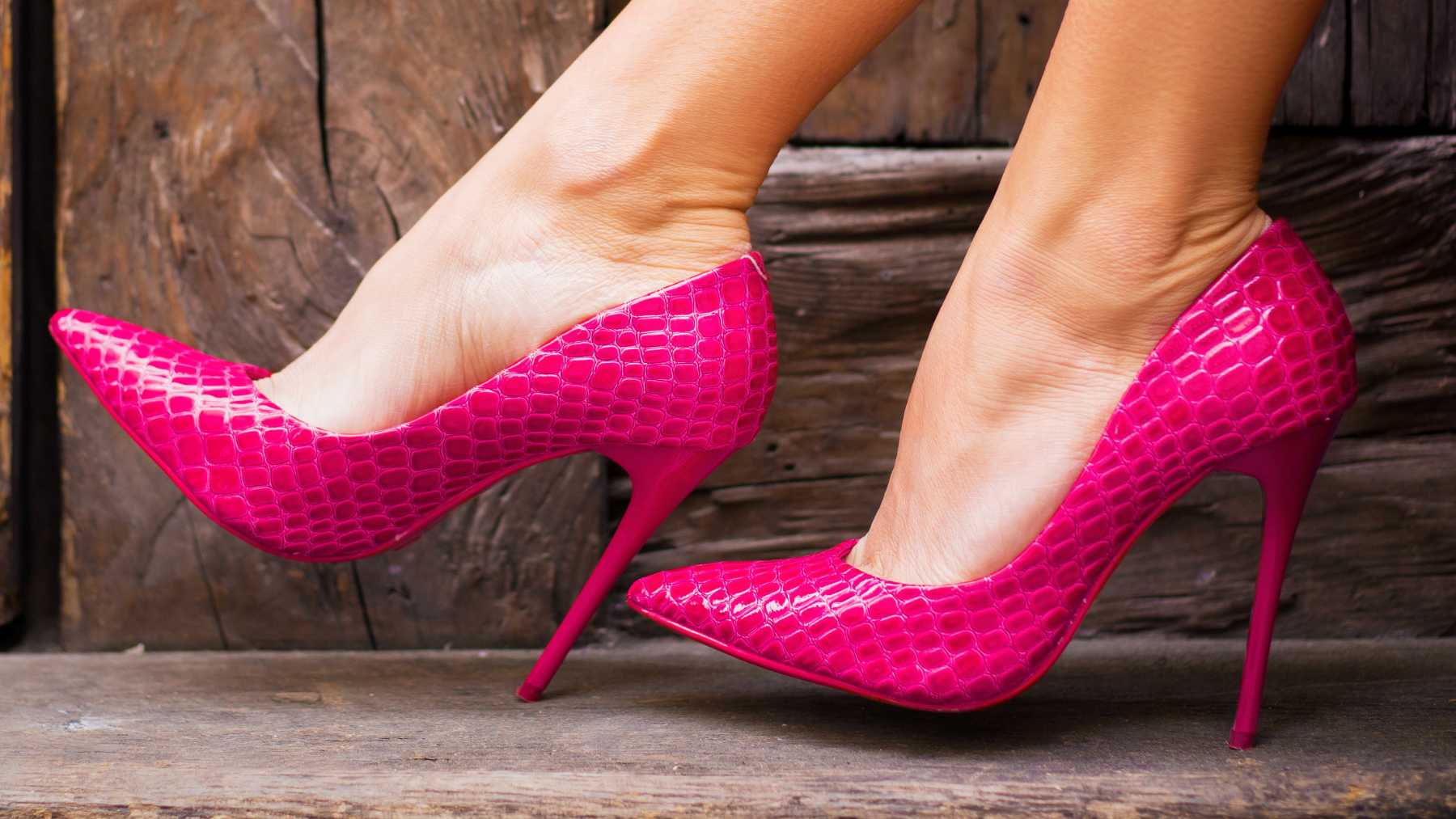 Zapatos de tacón rosas.