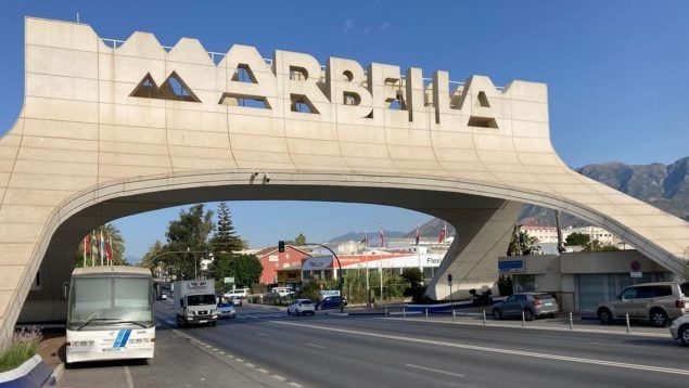 Cartel de entrada a Marbella.