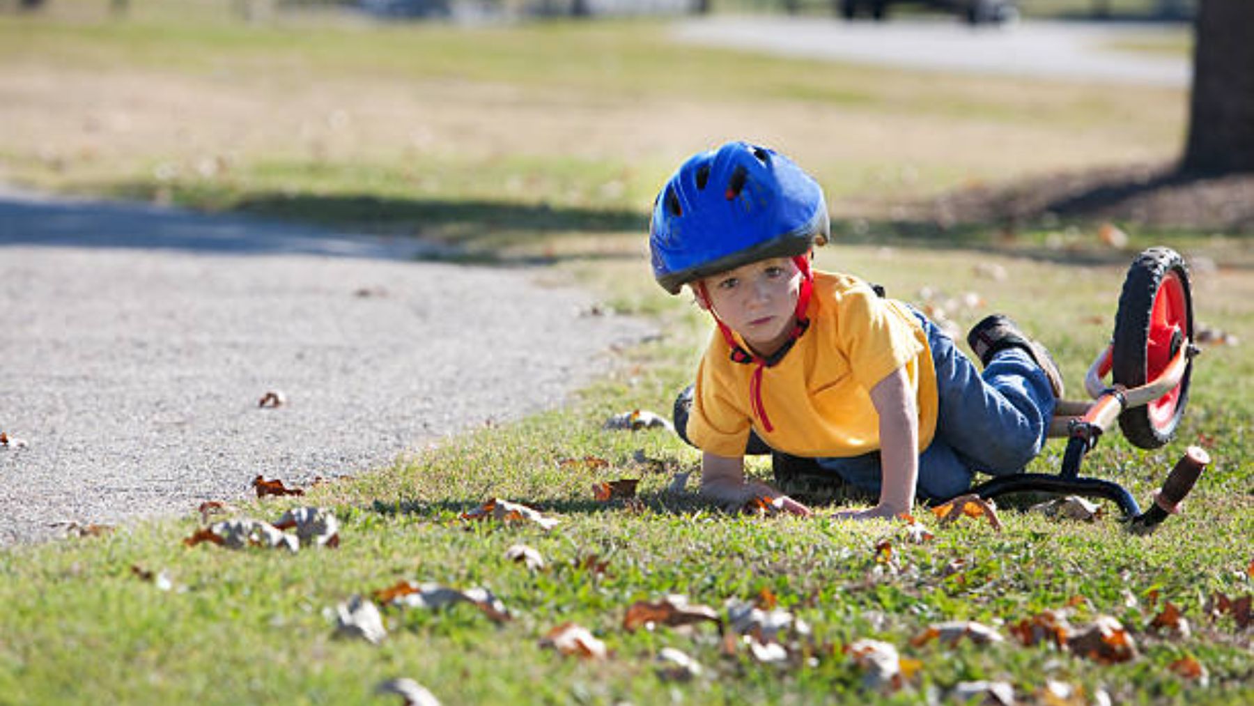 Niño en el suelo.