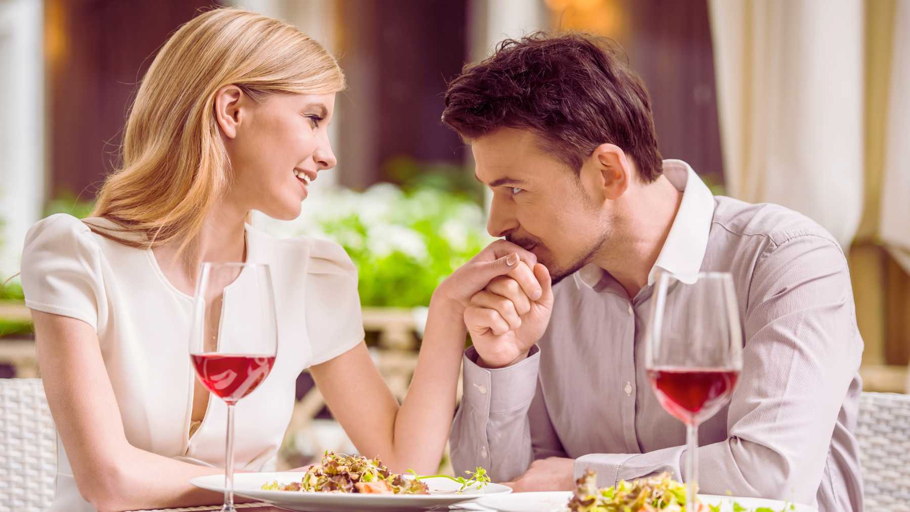 Pareja compartiendo una cena romántica.