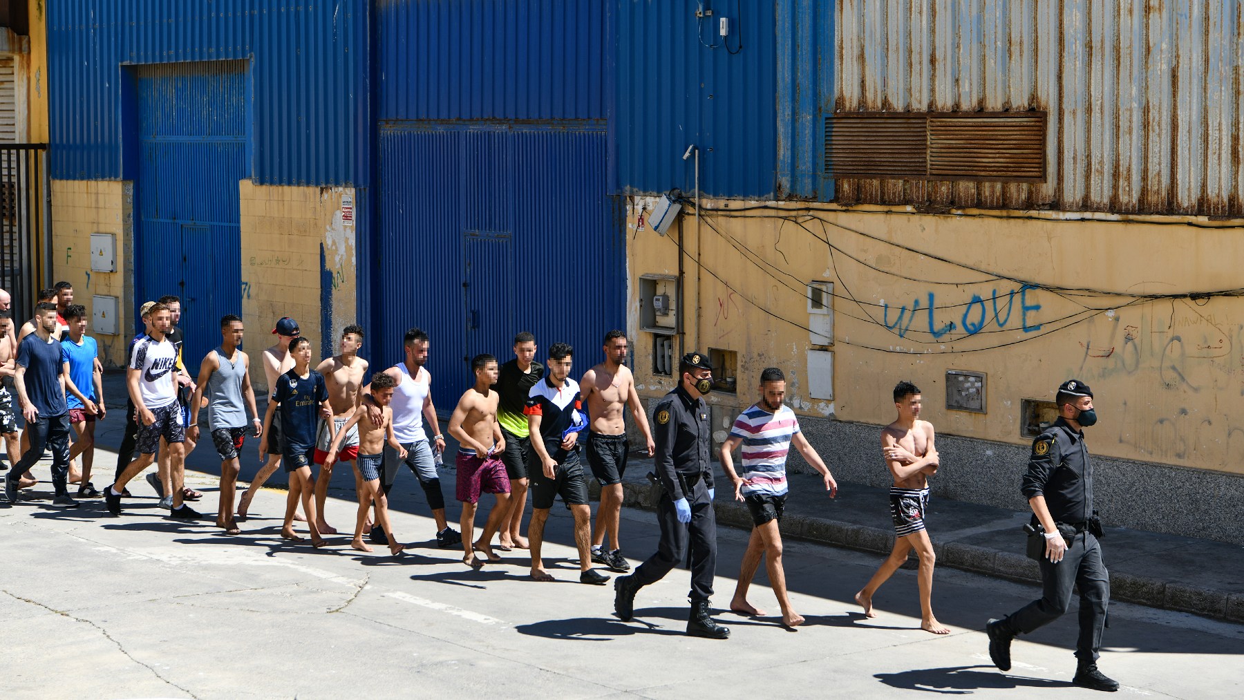 Un grupo de menores inmigrantes llegados a Ceuta. (Foto: EP)