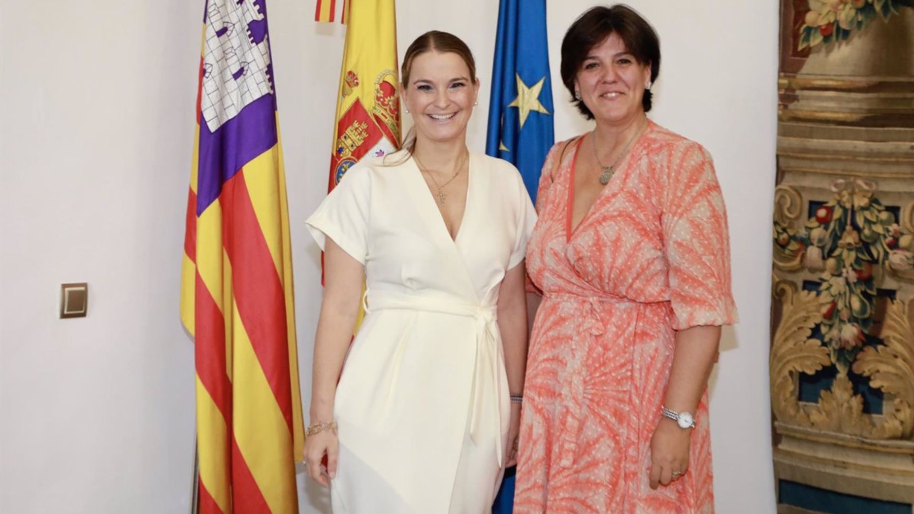 Marga Prohens y la hasta ahora alcaldesa de Ciutadella, Joana Maria Pons (PP).