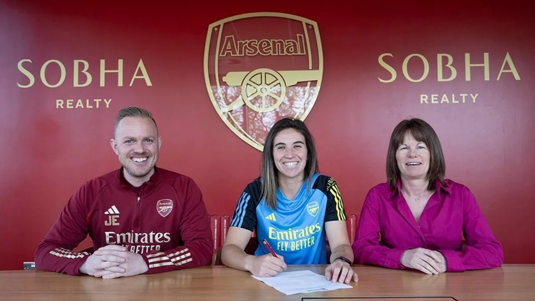 Mariona Caldentey firmando su contrato con el Arsenal.