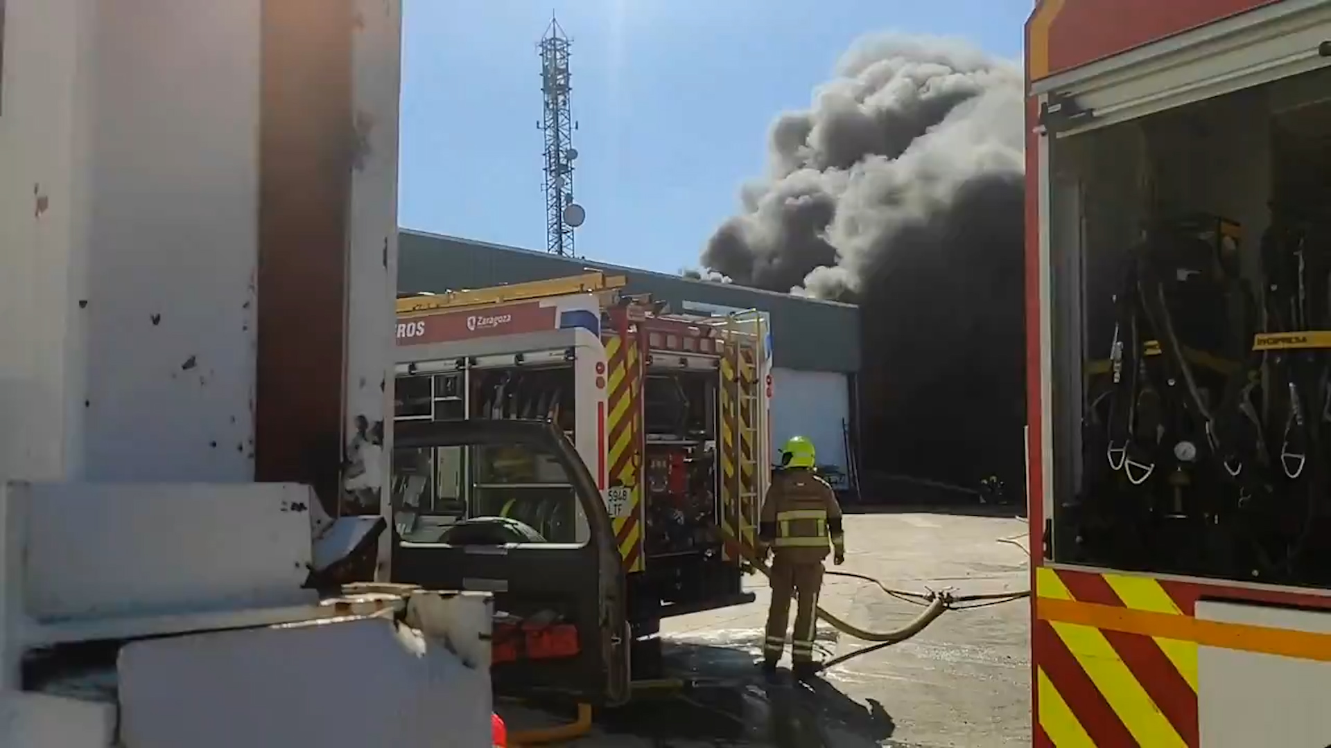 Los Bomberos trabajan para controlar el incendio.