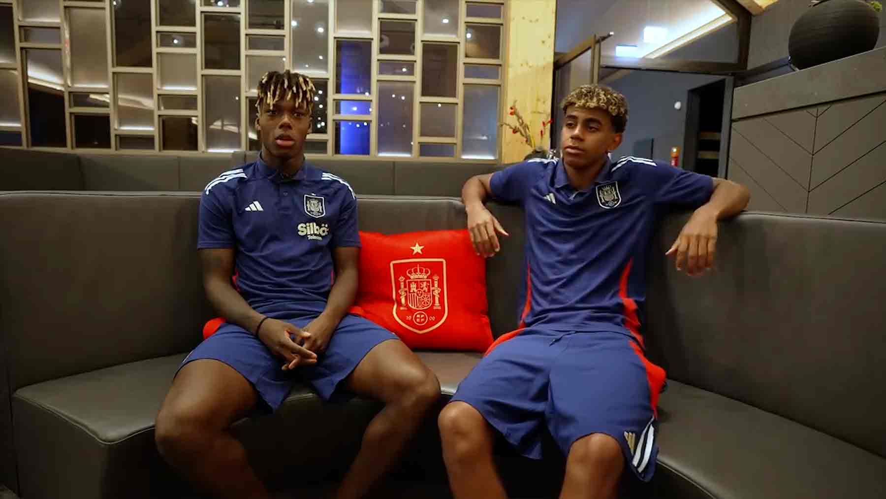 Nico Williams y Lamine Yamal durante una entrevista. (SEFutbol)